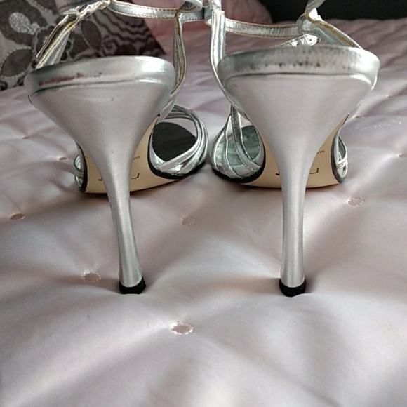 RSVP silver heels plus matching clutch - Picture 4 of 6